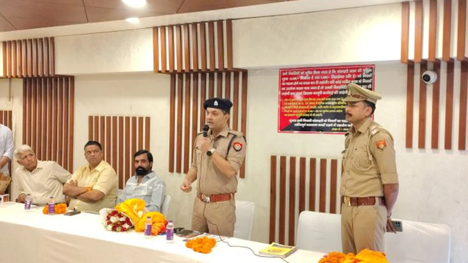 लैंडक्राफ्ट मेट्रो होम्स में साइबर क्राइम और महिला सुरक्षा पर: पुलिस अधिकारियों ने निवासियों को ऑनलाइन धोखा