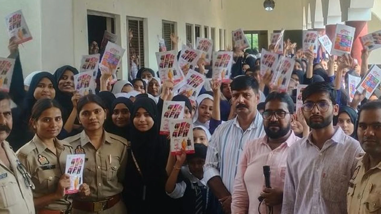 मिशन शक्ति 5.0 के तहत जागरूकता कार्यक्रम: खेतासराय में सोशल मीडिया पर सावधानी बरतने की छात्राओं को दी सलाह