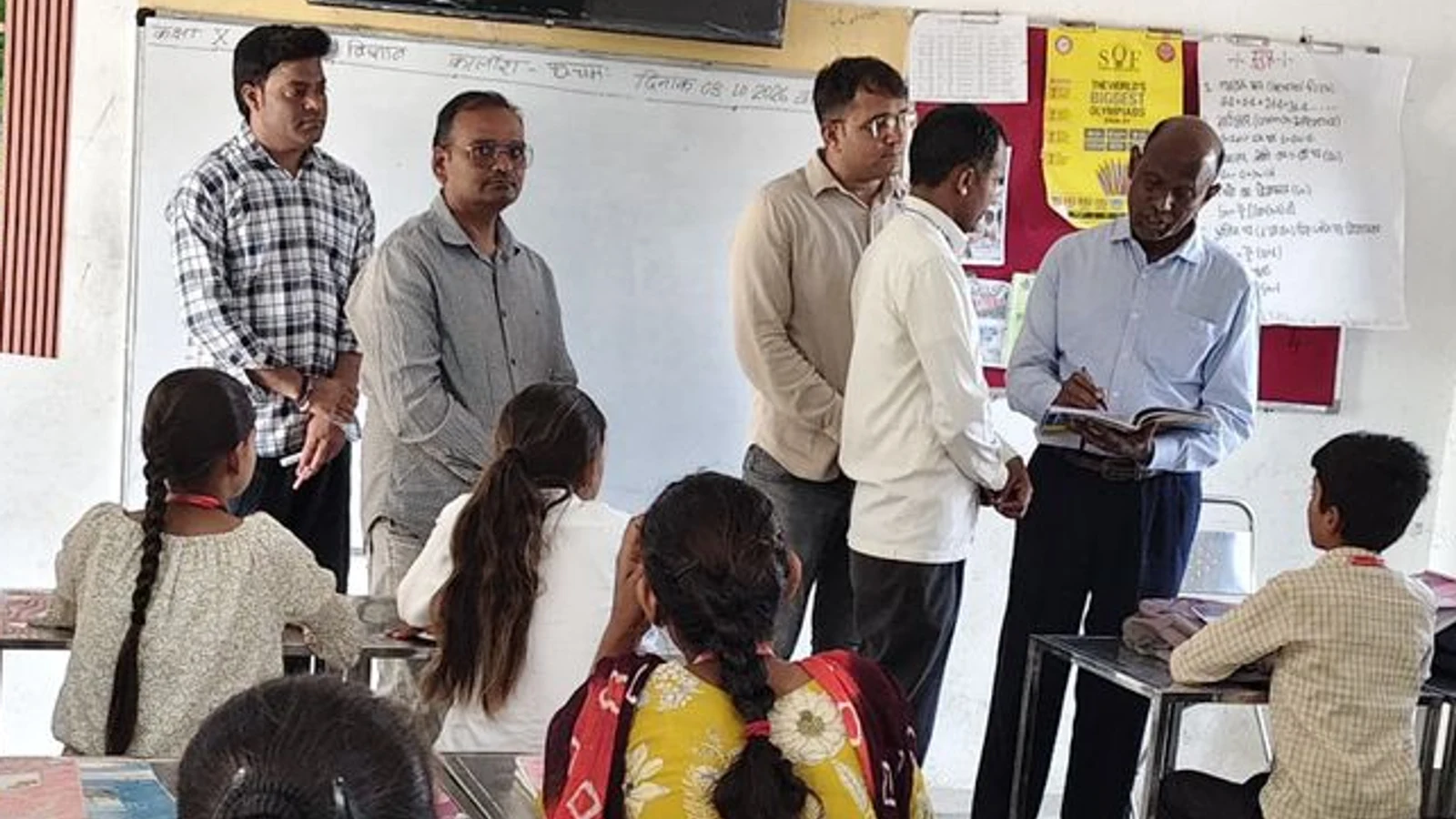 जिला शिक्षा अधिकारी ने रतनपुरा-1 स्कूल का निरीक्षण किया: भामाशाह के सहयोग से बन रही नई बिल्डिंग देखी, बच्चो