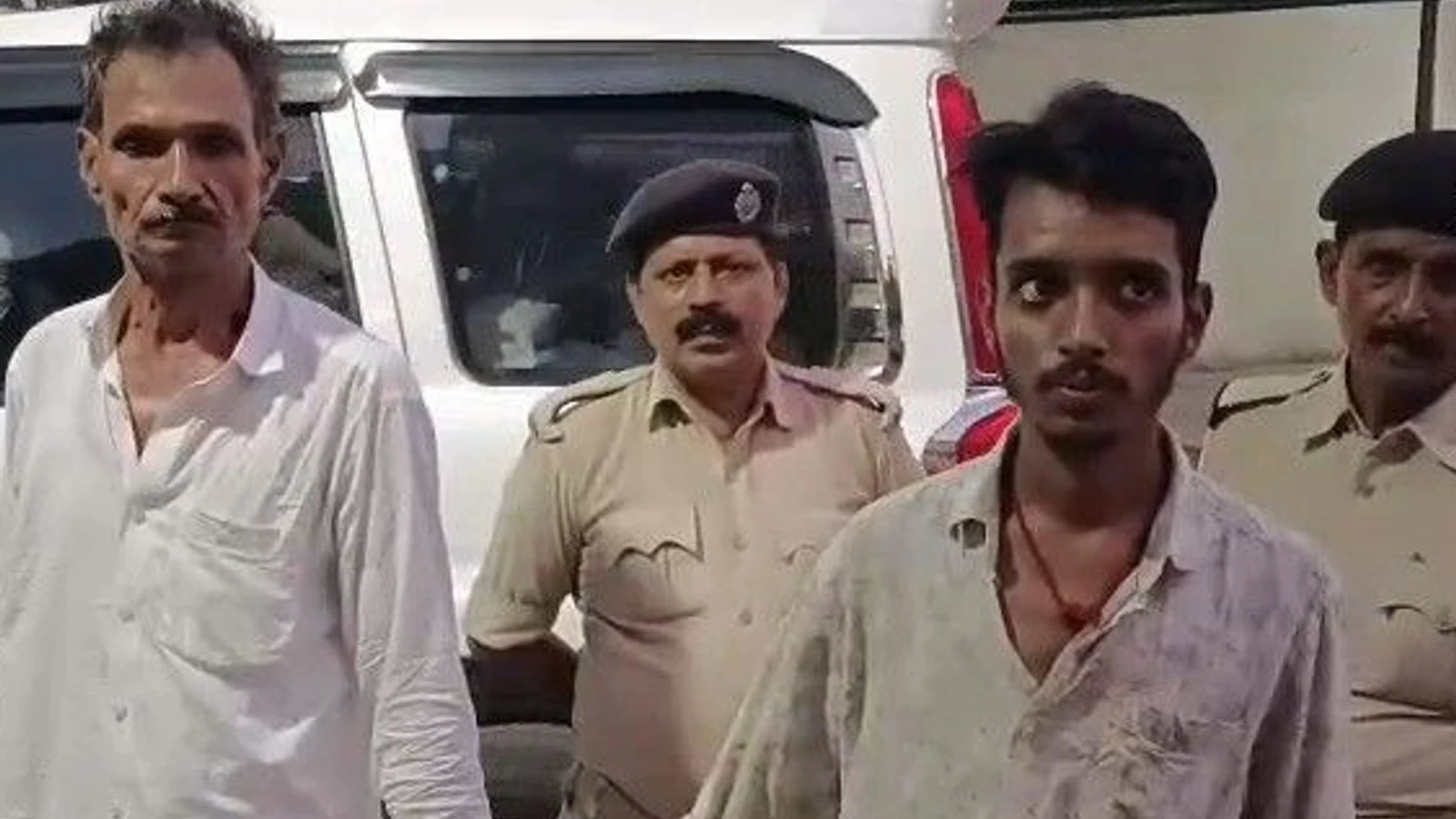 बेगूसराय- हथियार के जखीरे के साथ पिता-पुत्र अरेस्ट: गुप्त सूचना पर नगर थाना टीम ने की कार्रवाई; देसी पिस्तौ