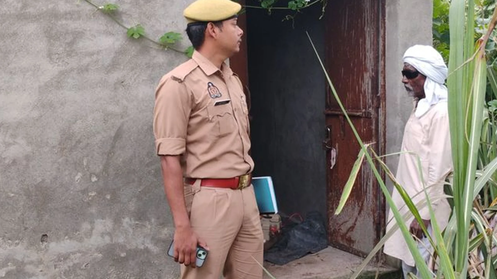 मुजफ्फरनगर में किसान के ट्यूबवेल से सामान चोरी: बघरा चौकी इंचार्ज अमित चौधरी ने मौके पर पहुंचकर जांच के दिए