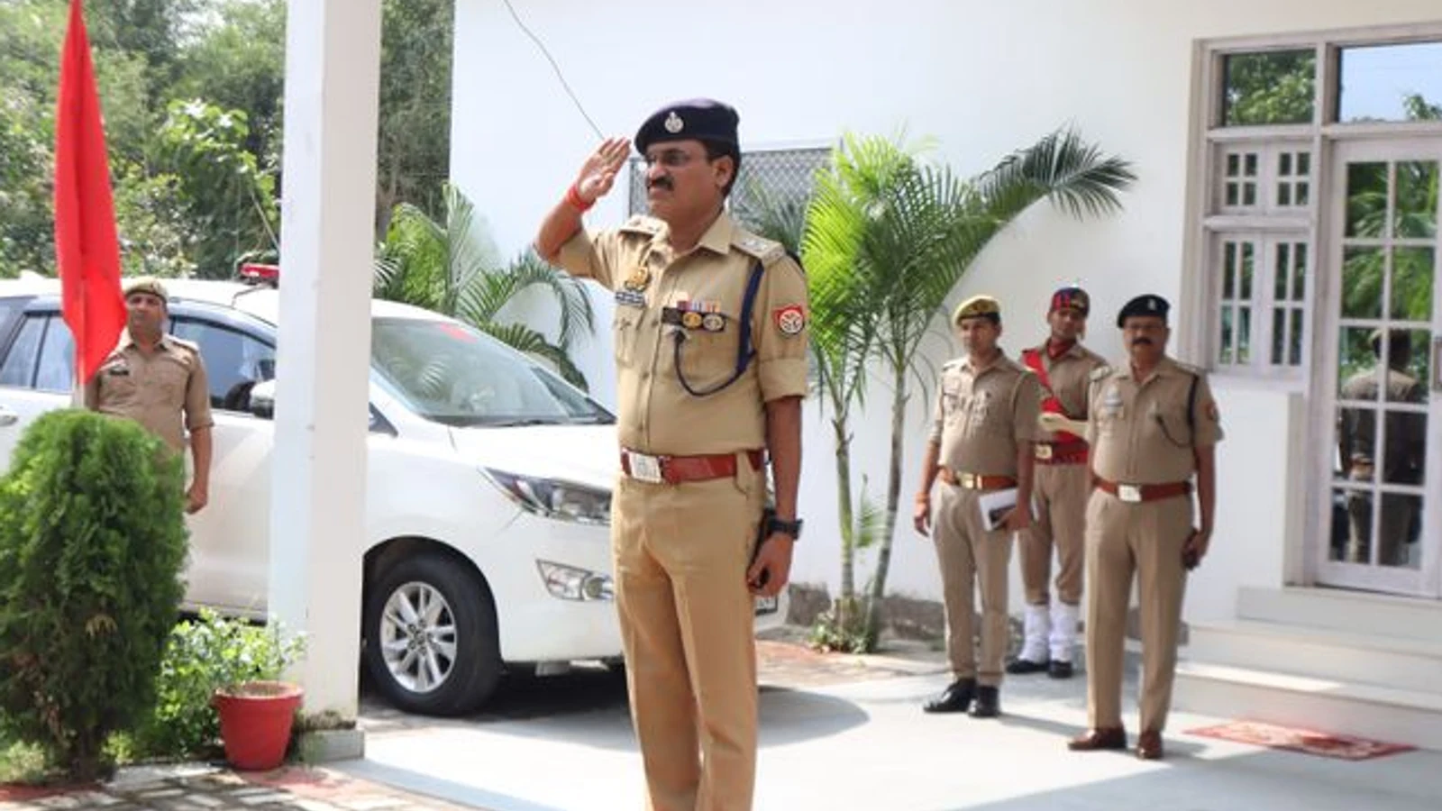 द न्यूज़ 100 डेस्क: मऊ के नवागत एसपी ने संभाला कार्यभार से जुड़ा समाचार चित्र