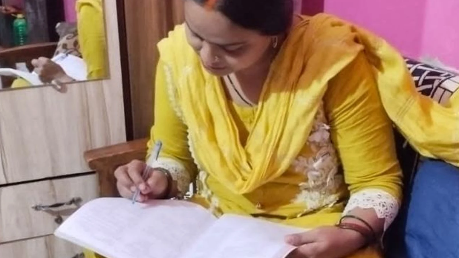 बारा की उर्वशी 2 साल से बच्चों को पढ़ा रहीं: पति के सहयोग से हासिल की 7 डिग्रियां, आत्मनिर्भर बनने के लिए क