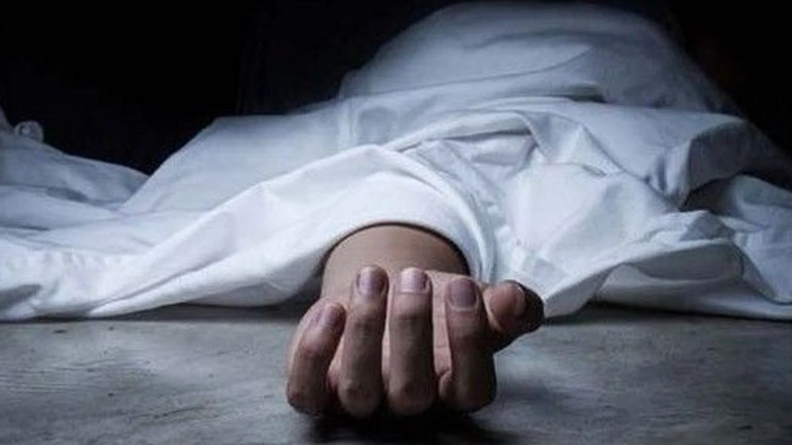 द न्यूज़ 100 डेस्क: नदी किनारे जंगल में पेड़ से लटका मिला शव से जुड़ा समाचार चित्र
