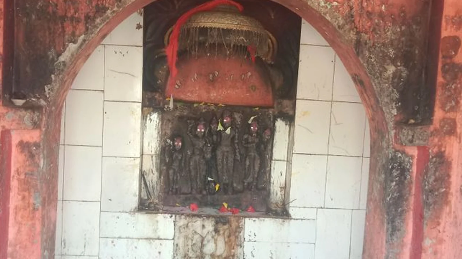 द न्यूज़ 100 डेस्क: अमलोर के खेरापति महाराज मंदिर से घंटे चोरी से जुड़ा समाचार चित्र