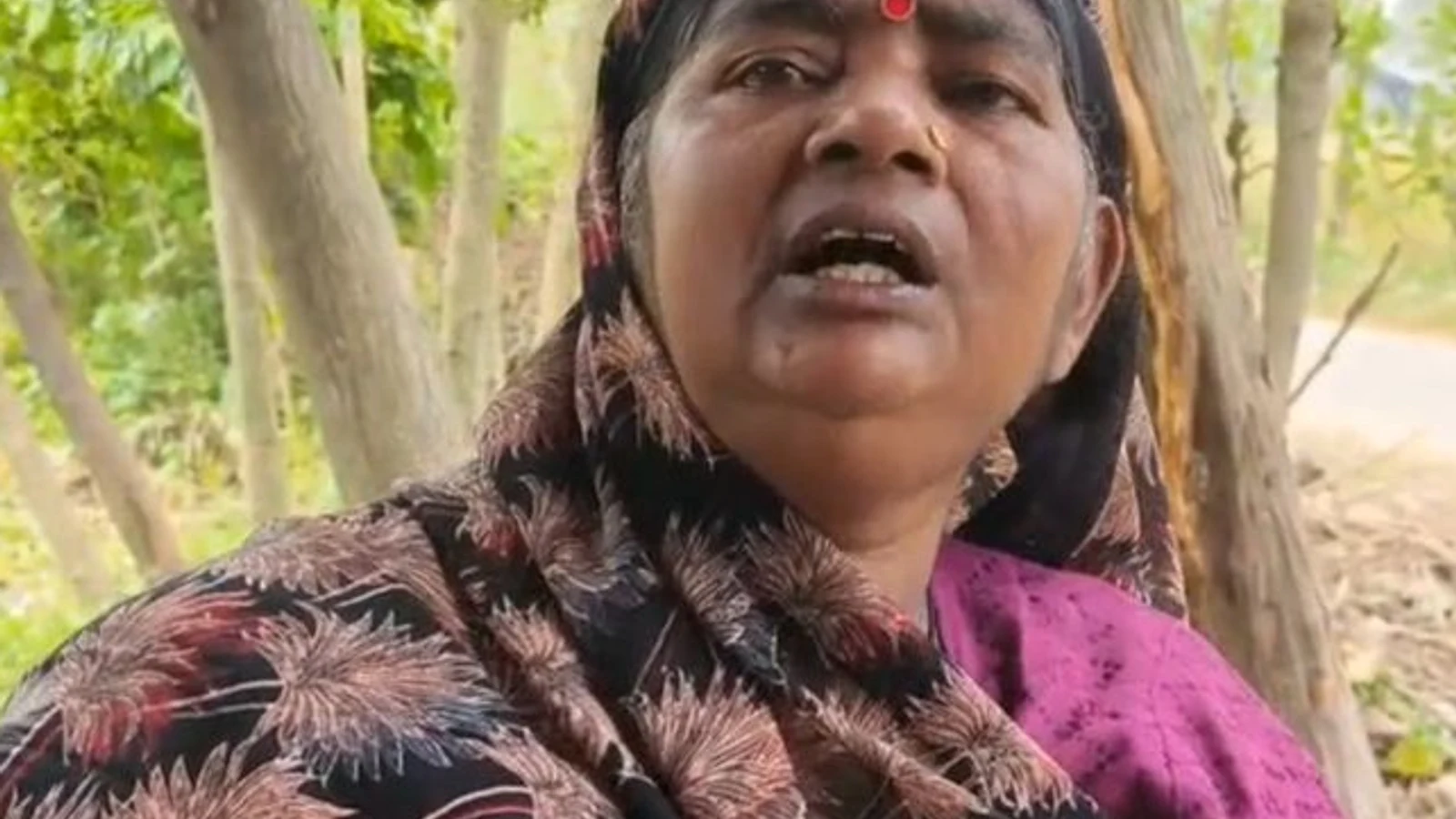 द न्यूज़ 100 डेस्क: बदायूं में दिनदहाड़े महिला का कुंडल लूटा से जुड़ा समाचार चित्र