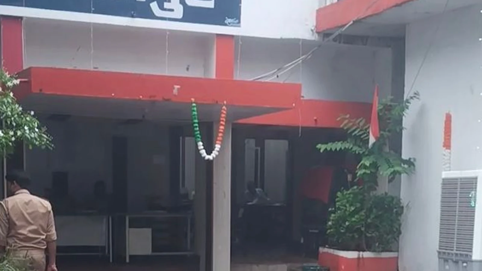 द न्यूज़ 100 डेस्क: ललितपुर में मंदिर से लौट रही महिला का मंगलसूत्र छीना से जुड़ा समाचार चित्र