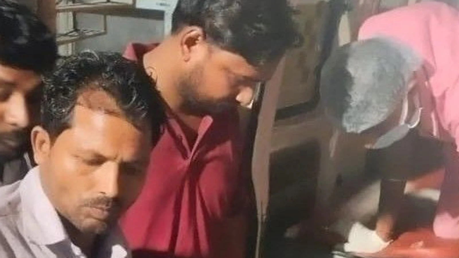 द न्यूज़ 100 डेस्क: सो रहे शख्स को बदमाशों ने गर्दन में गोली मारी से जुड़ा समाचार चित्र