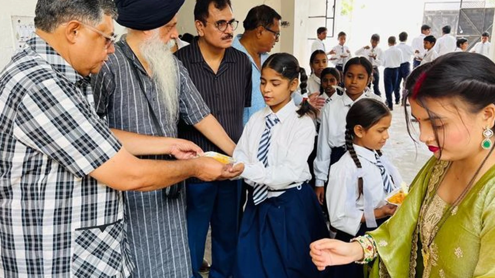 द न्यूज़ 100 डेस्क: कोपेस्टेट शिक्षा सदन में बच्चों को भोजन और फल बांटे से जुड़ा समाचार चित्र