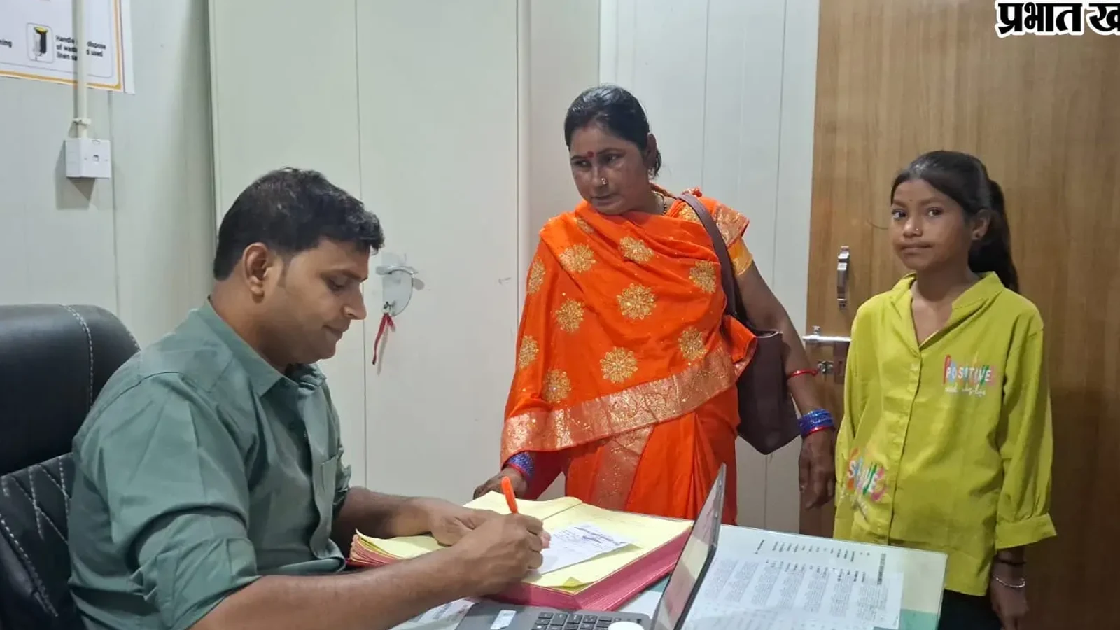 द न्यूज़ 100 डेस्क: बदलते मौसम से बिगड़ी सेहत, अस्पताल में मरीजों की भीड़ से जुड़ा समाचार चित्र