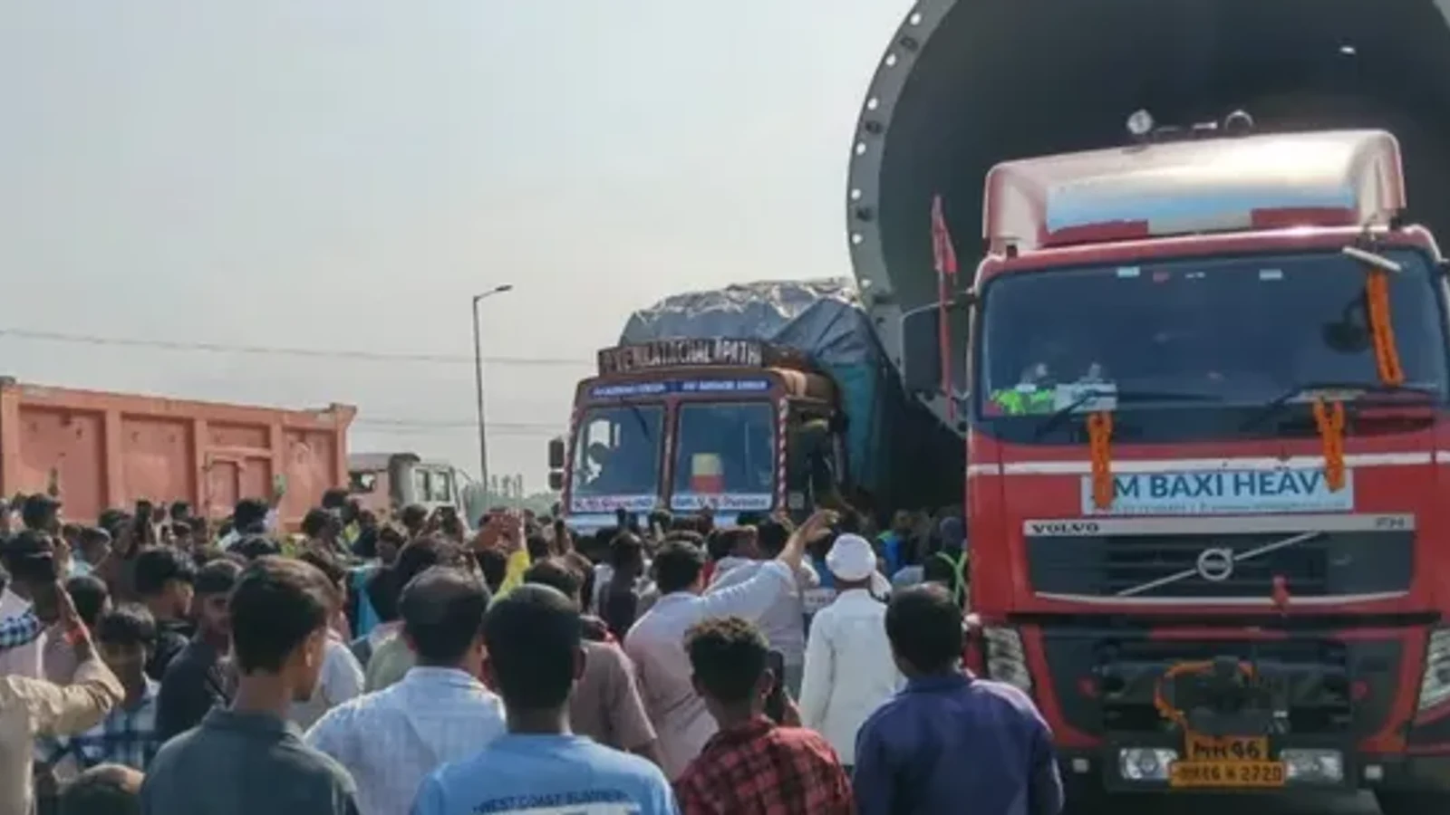 मऊ में 308 पहियों वाले विशाल ट्रेलर से टकराया दूसरा ट्रक, एशिया के पहले बायो प्लास्टिक प्लांट के लिए ला रहा वेसल