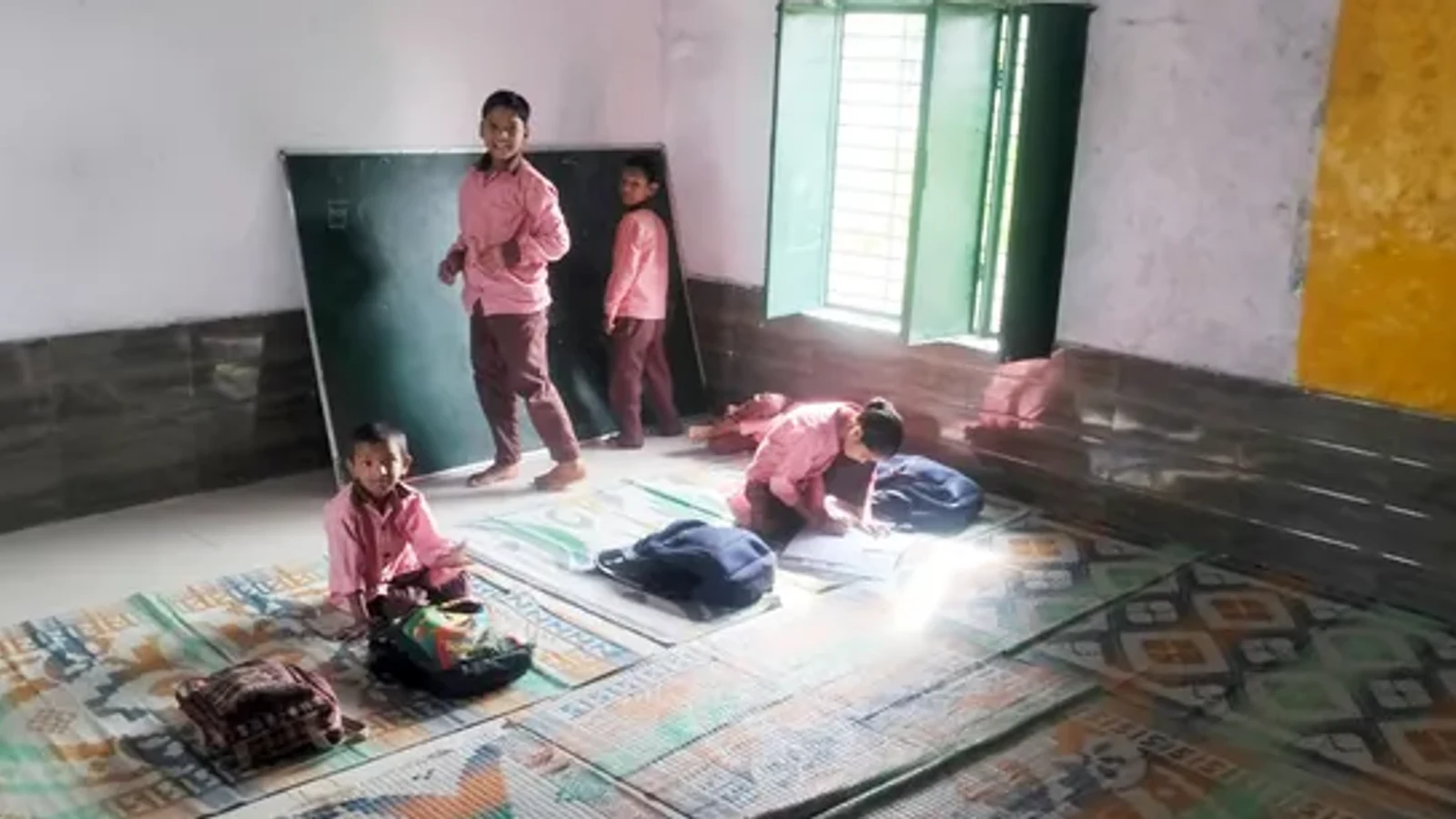 करोड़ों का बजट फिर भी बदहाली: अमरोहा के 100+ सरकारी स्कूलों में टाट-पट्टी पर पढ़ने को मजबूर 5 हजार बच्चे