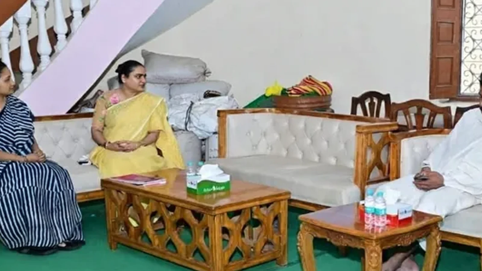 द न्यूज़ 100 डेस्क: CM Hemant Soren के पैतृक गांव पहुंचीं पूर्णिमा नीरज सिंह, रुपी सोरेन को दी श्रद्धांजलि से जुड़ा समाचार चित्र