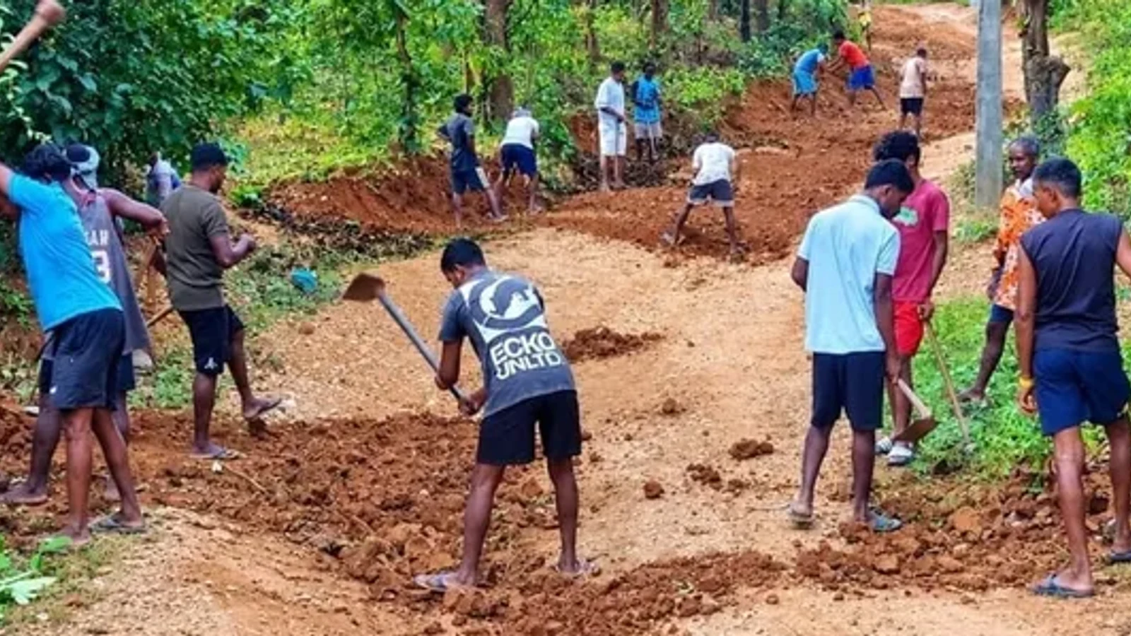 द न्यूज़ 100 डेस्क: झारखंड के सिमडेगा में सड़क की बदहाली से परेशान लोगों ने खुद संभाली कमान, कुदाल लेकर सड़क बनाने उतरे ग्रामीण से जुड़ा समाचार चित्र