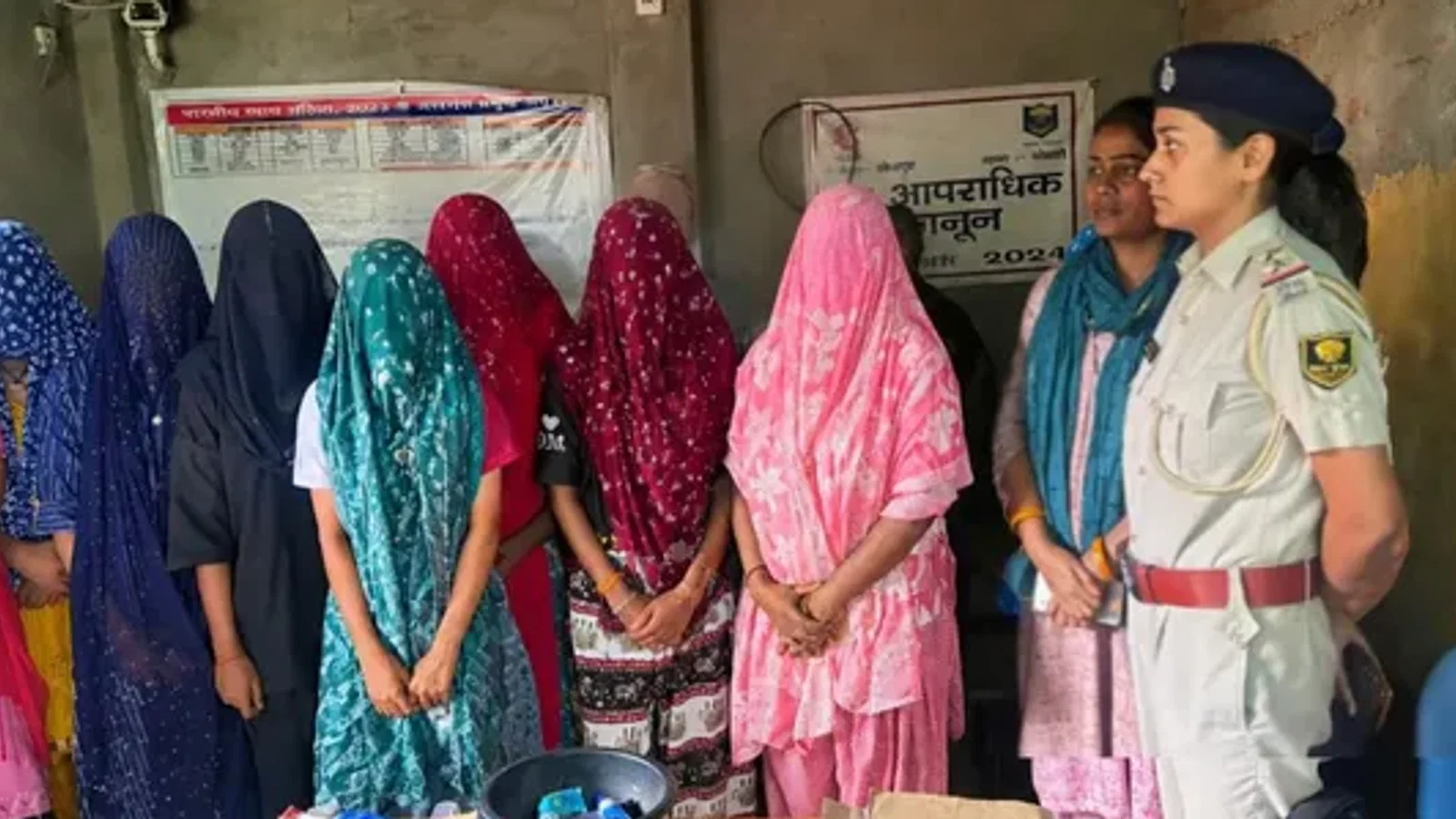 द न्यूज़ 100 डेस्क: भोजपुर में आर्केस्ट्रा के ठिकाने पर पुलिस की रेड, बंधक बनाई गईं 12 लड़कियां मुक्त; 3 नाबालिग भी शामिल से जुड़ा समाचार चित्र
