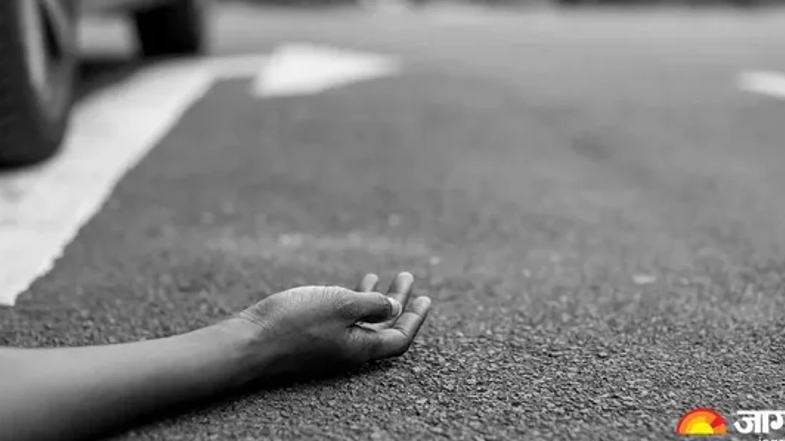 आगरा-लखनऊ एक्सप्रेसवे पर डिवाइडर से टकराई बाइक, अंबेडकर नगर जा रहे युवक की मौत