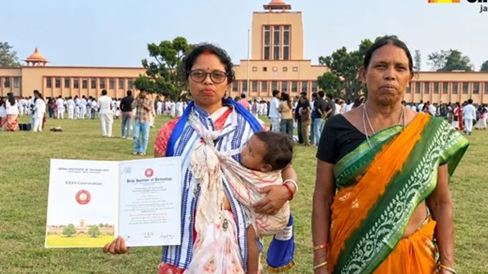26 साल तक BIT मेसरा में झाड़ू-पोछा करती रहीं मां, संघर्ष के दम पर बेटी ने हासिल की इंजीनियरिंग में PhD