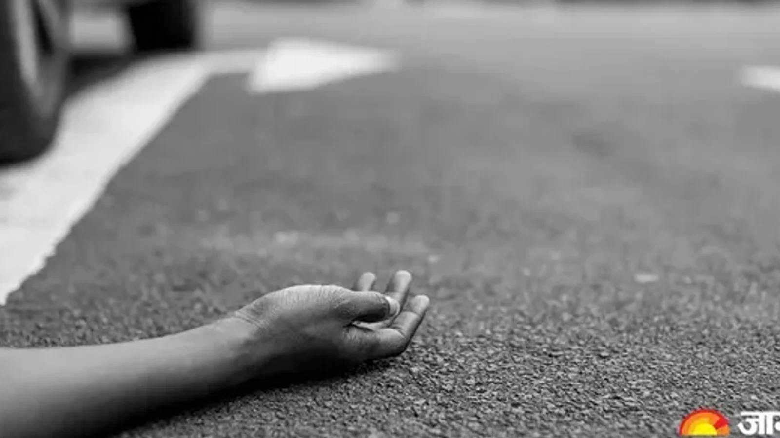 आगरा-लखनऊ एक्सप्रेसवे पर डिवाइडर से टकराई बाइक, अंबेडकर नगर जा रहे युवक की मौत