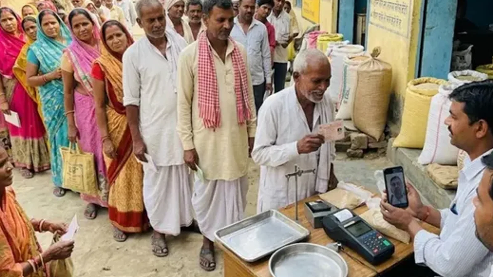अब आंखों के रेटिना और फिंगरप्रिंट मैच न होने पर भी मिलेगा राशन, मऊ में कार्डधारकों को बड़ी राहत