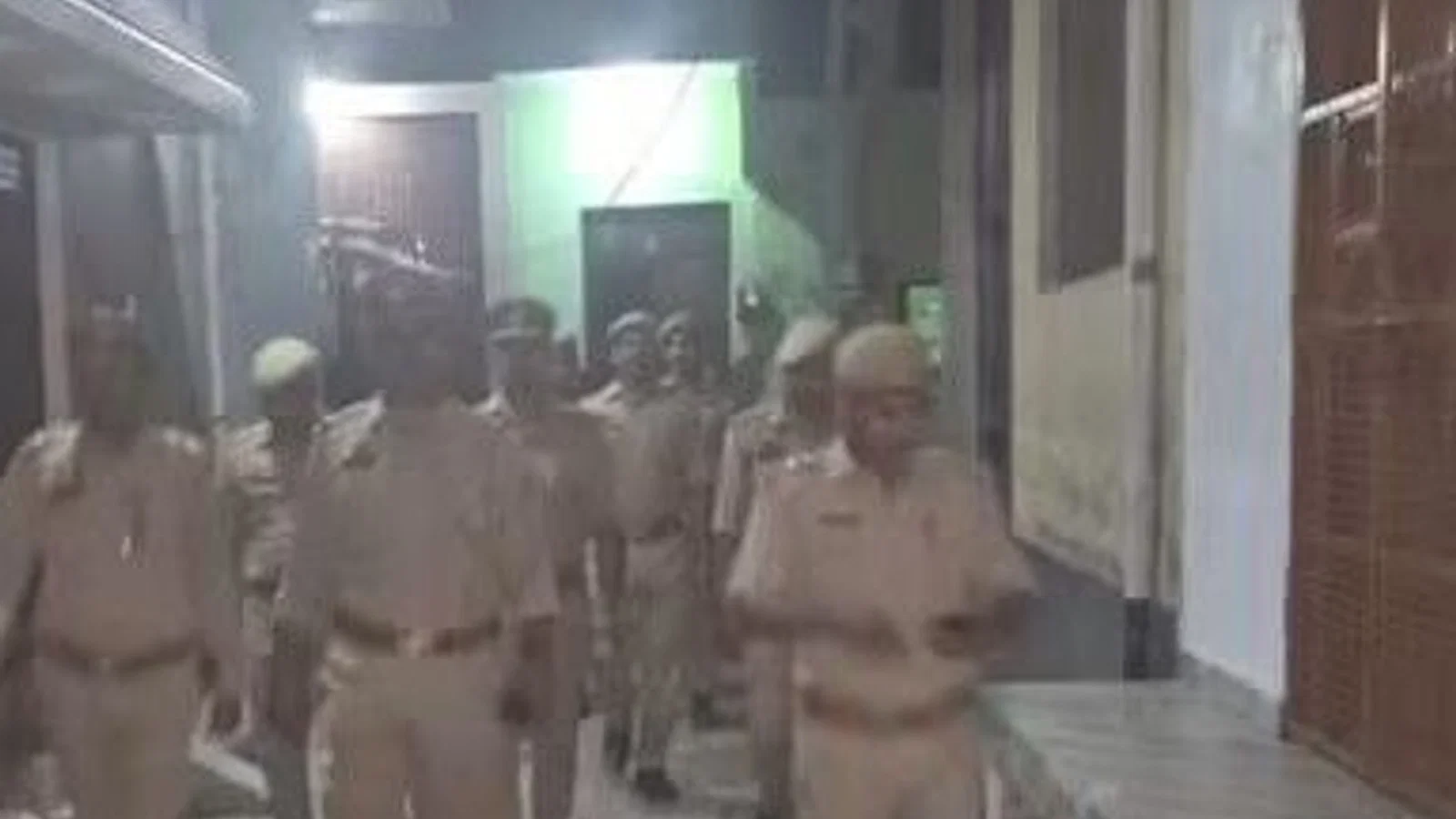 अलीगढ़ पुलिस अपराध रोकने को एक्शन में: संवेदनशील इलाकों में पैदल गश्त और चेकिंग अभियान जारी