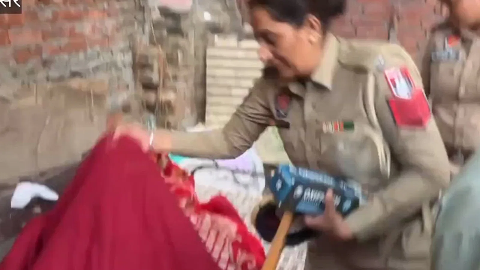 द न्यूज़ 100 डेस्क: अमृतसर में नशा तस्करी और अपराध पर लगाम लगाने के लिए तीन जोन के हॉटस्पॉट इलाकों में अभियान, भारी पुलिस बल तैनात से जुड़ा समाचार चित्र