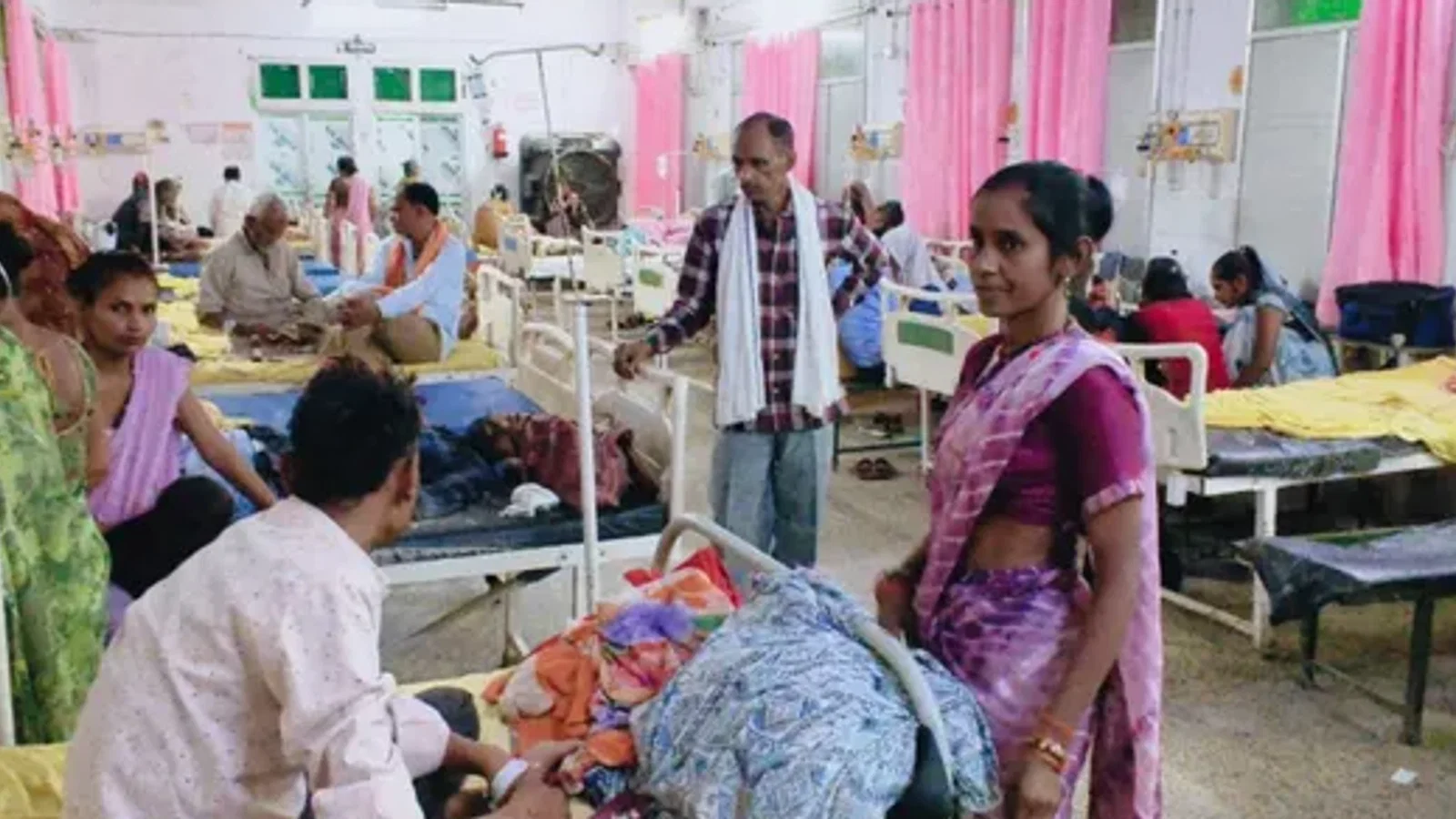 बदलते मौसम में मरीजों से पटा महोबा का जिला अस्पताल , ओपीडी में साढे़ 7 सौ से अधिक बीमार