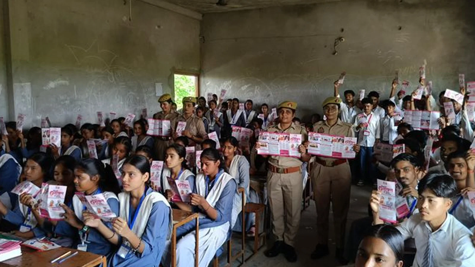 बहराइच में छात्राओं को बताए महिला सुरक्षा के हेल्पलाइ नंबर: महिला सुरक्षा और साइबर अपराध के बारे में भी दी