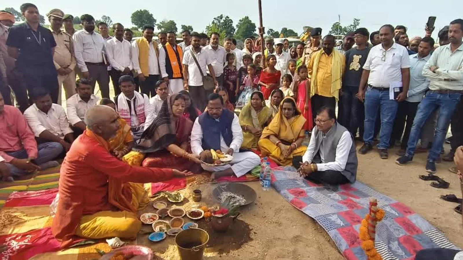 बलरामपुर जिले में मोरन नदी पुल निर्माण का हुआ भूमिपूजन, मंत्री रामविचार नेताम बोले- आपातकालीन स्वास्थ्य सेवा और शिक्षा में होगी आसानी