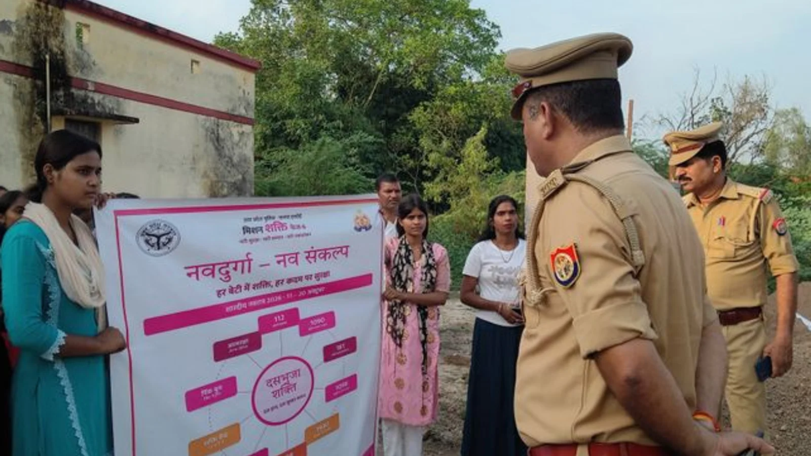 बालिका दिवस पर छात्राओं को बताए हेल्पलाइन नंबर: बेहटा गोकुल पुलिस ने सुरक्षा और साइबर अपराध से बचाव की जानक