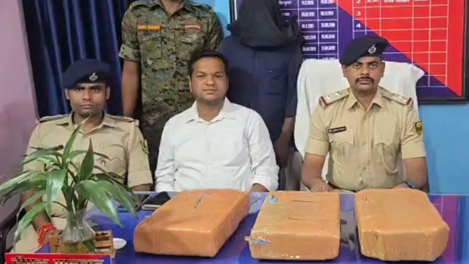 भागलपुर में सीएनजी ऑटो से 15 किलो गांजा बरामद: पुलिस को देखकर भाग रहा था ड्राइवर, जवानों ने खदेड़कर पकड़ा
