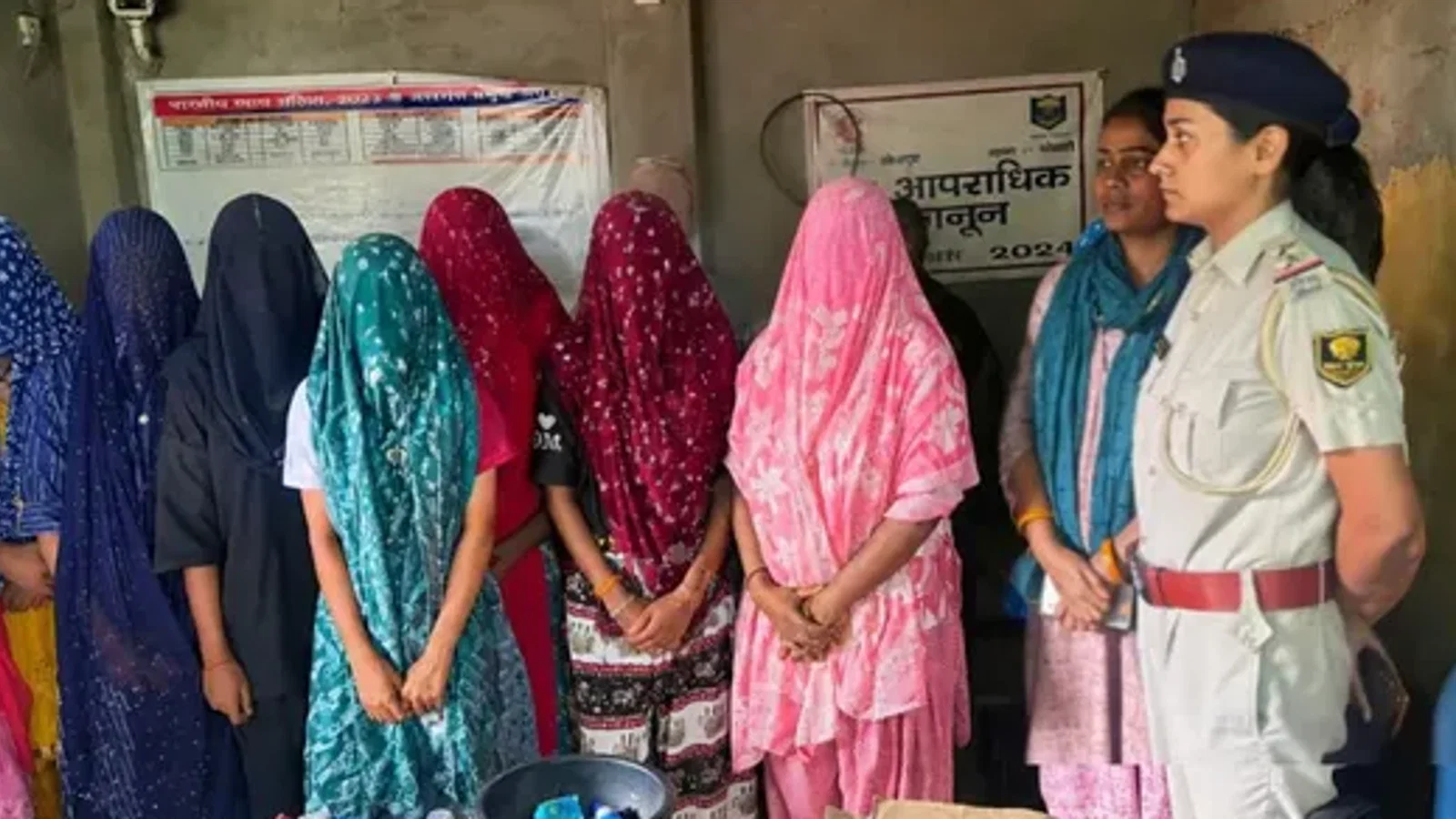 भोजपुर में आर्केस्ट्रा के ठिकाने पर पुलिस की रेड, बंधक बनाई गईं 12 लड़कियां मुक्त; 3 नाबालिग भी शामिल