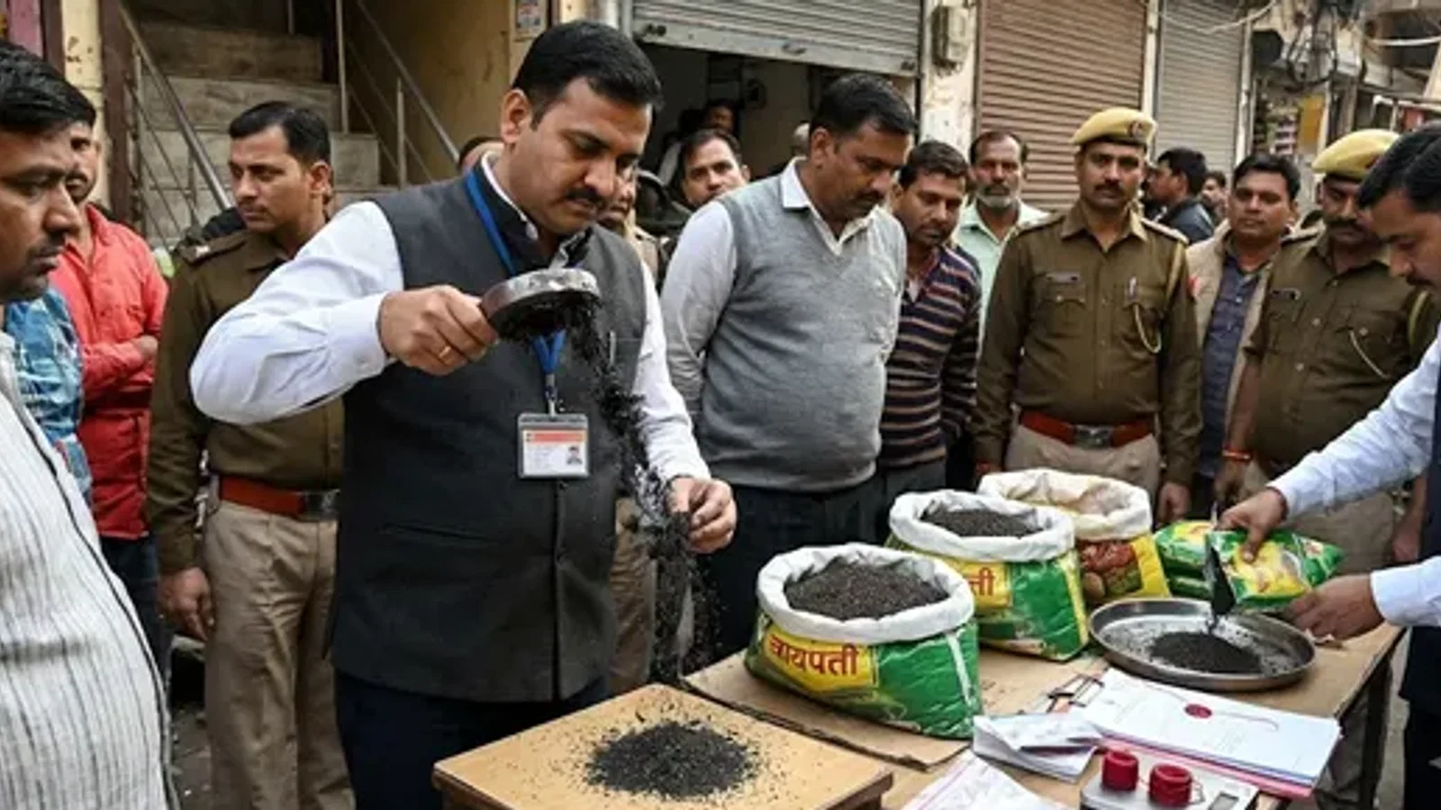 चाय की पत्ती में मिलावट का खुलासा: फहमीदा और गुडवाइल ब्रांड की बिक्री पर रोक, मुरादाबाद में मिला 5 गुना लोहे का बुरादा