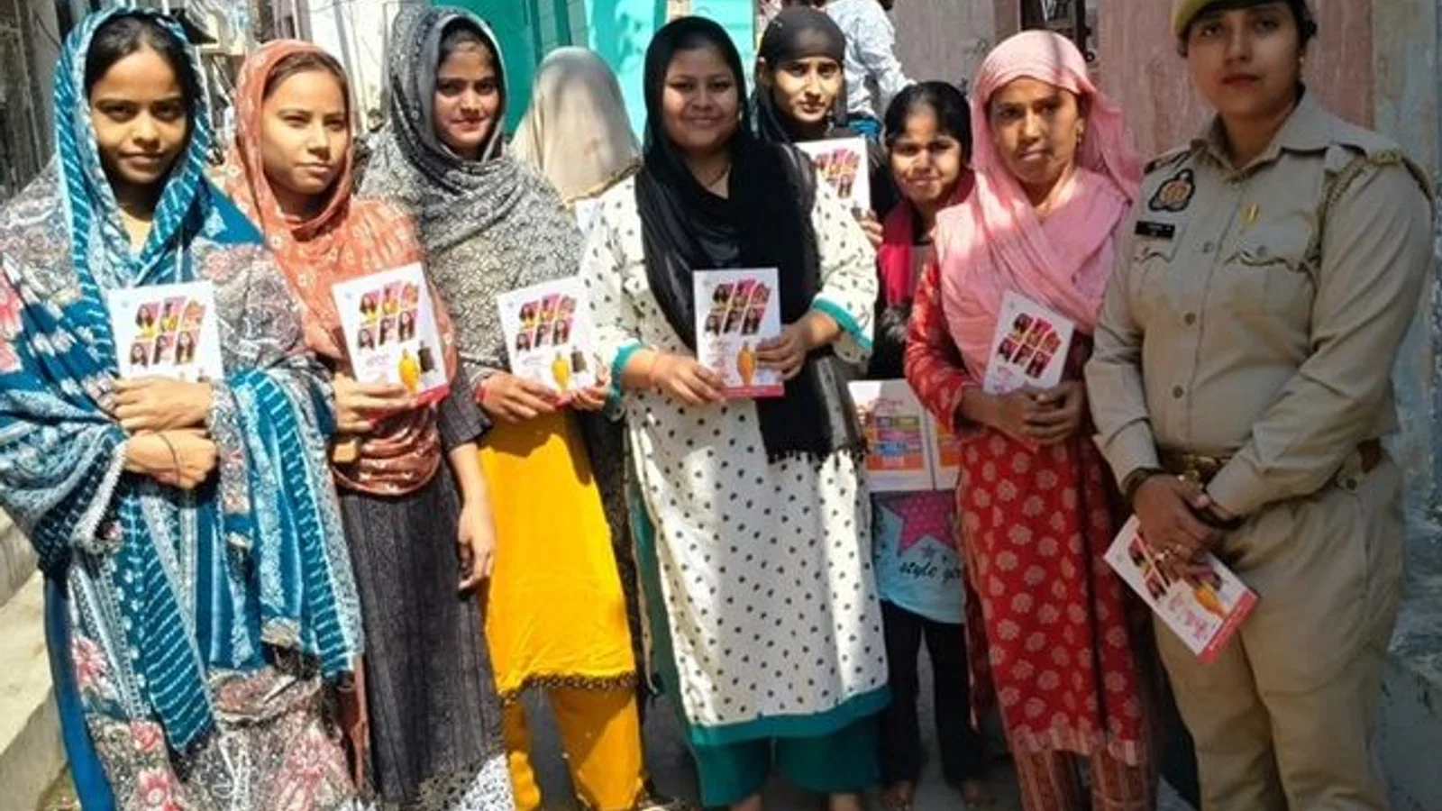 द न्यूज़ 100 डेस्क: छात्राओं को महिला सुरक्षा और मुफ्त कोचिंग योजनाओं की जानकारी से जुड़ा समाचार चित्र