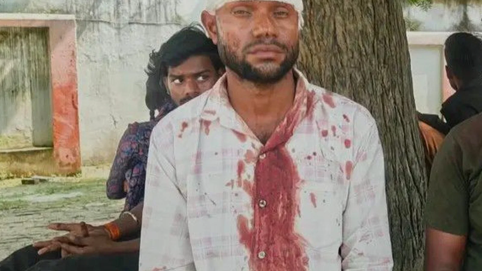 छेड़खानी की शिकायत करने गए 3 लोगों को पीटा: गाजीपुर में आरोपी और उसके परिवार ने लाठी-डंडों से हमला किया