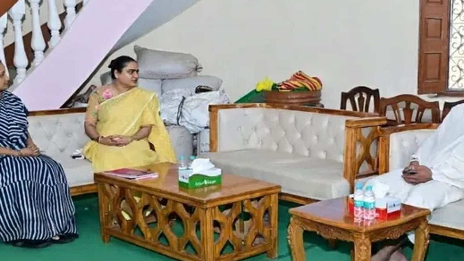 CM Hemant Soren के पैतृक गांव पहुंचीं पूर्णिमा नीरज सिंह, रुपी सोरेन को दी श्रद्धांजलि
