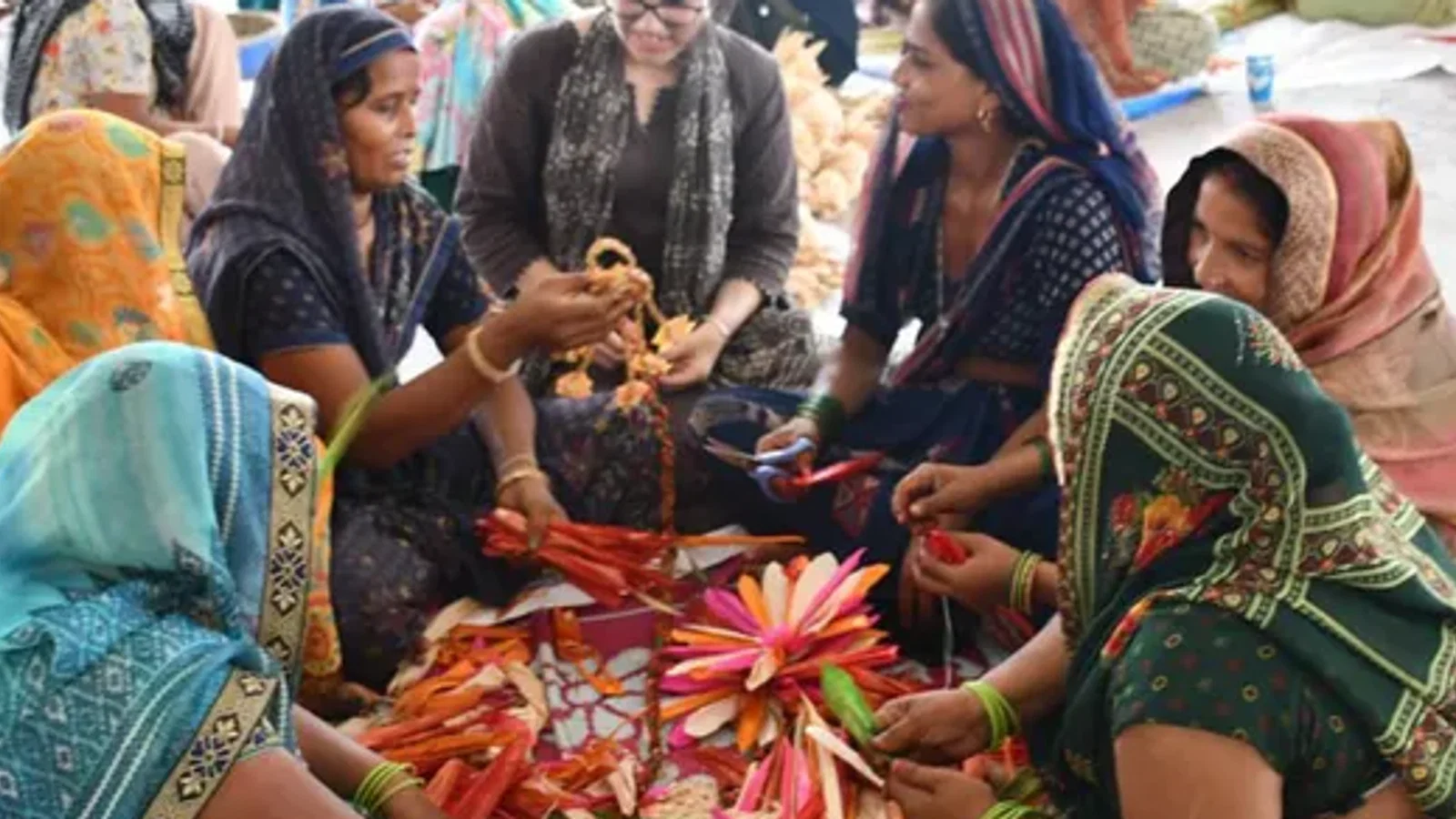 दादी की सीख से मक्के के छिलकों से बनाया लाखों का कारोबार, ग्रामीण महिलाओं को मिला रोजगार