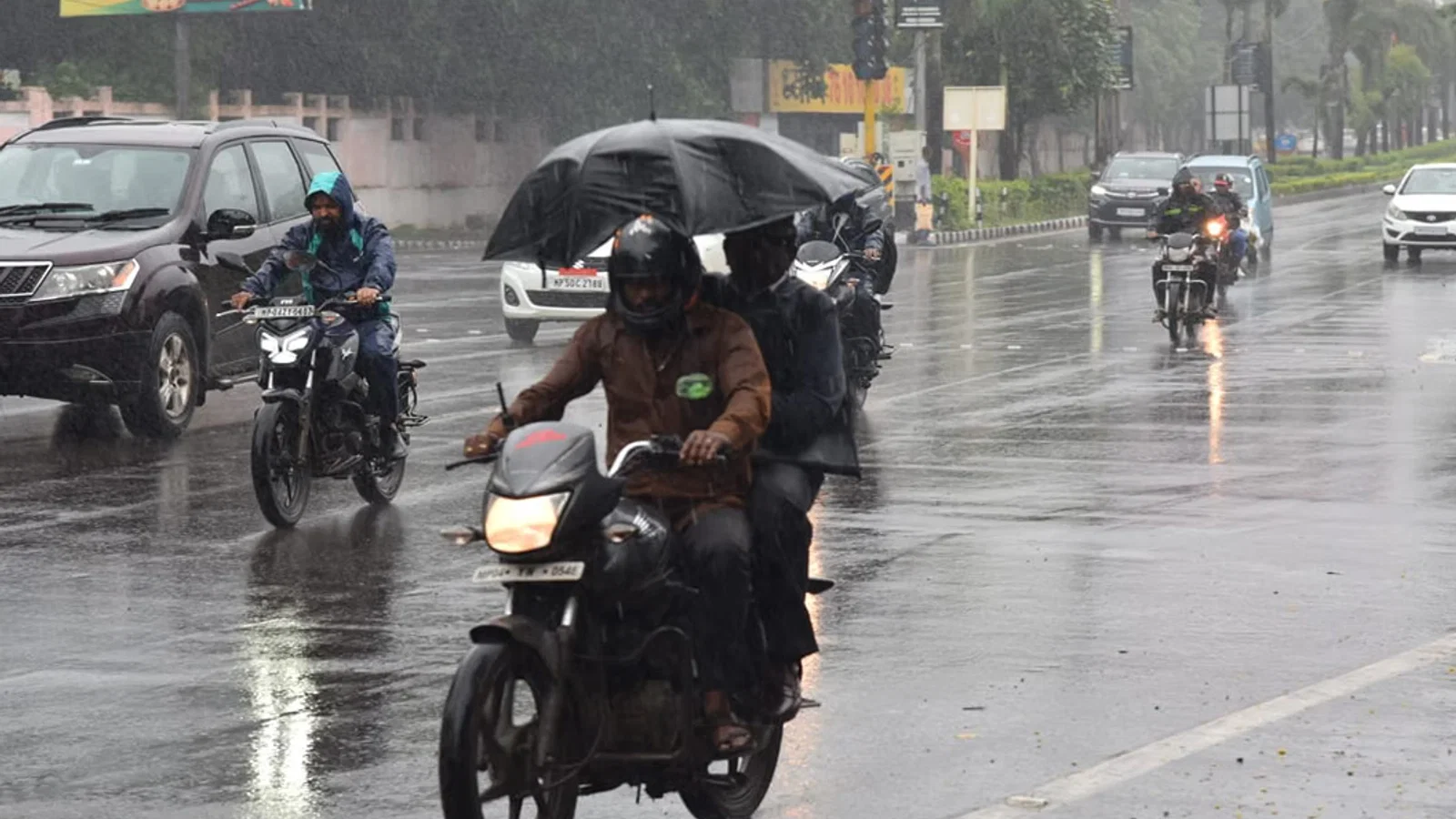 दशहरे पर बारिश बिगाड़ सकती है जश्न का रंग: इंदौर-उज्जैन में आंधी का भी अलर्ट, 15 जिलों में आज बरसेंगे बादल