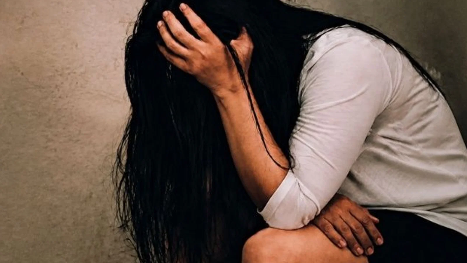 दतिया में महिला से घर में घुसकर दुष्कर्म: मुंह दबाया, जान से मारने की दी; पति के घर लौटने पर बताई घटना