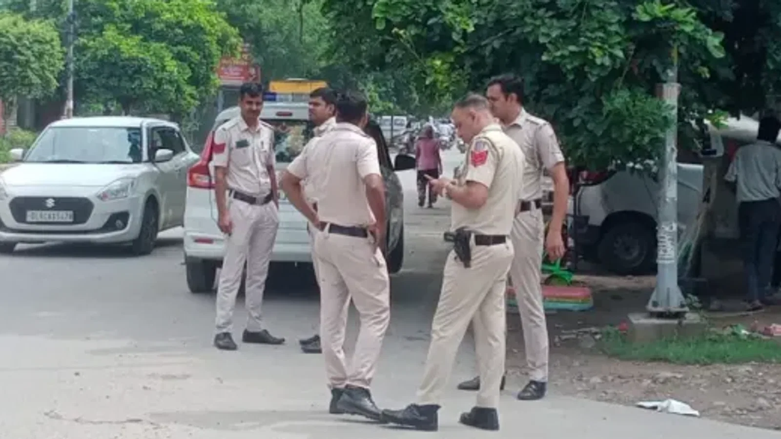 दिल्ली के दो बड़े स्कूलों को बम से उड़ाने की धमकी, मौके पर पहुंची पुलिस और फायर टीम