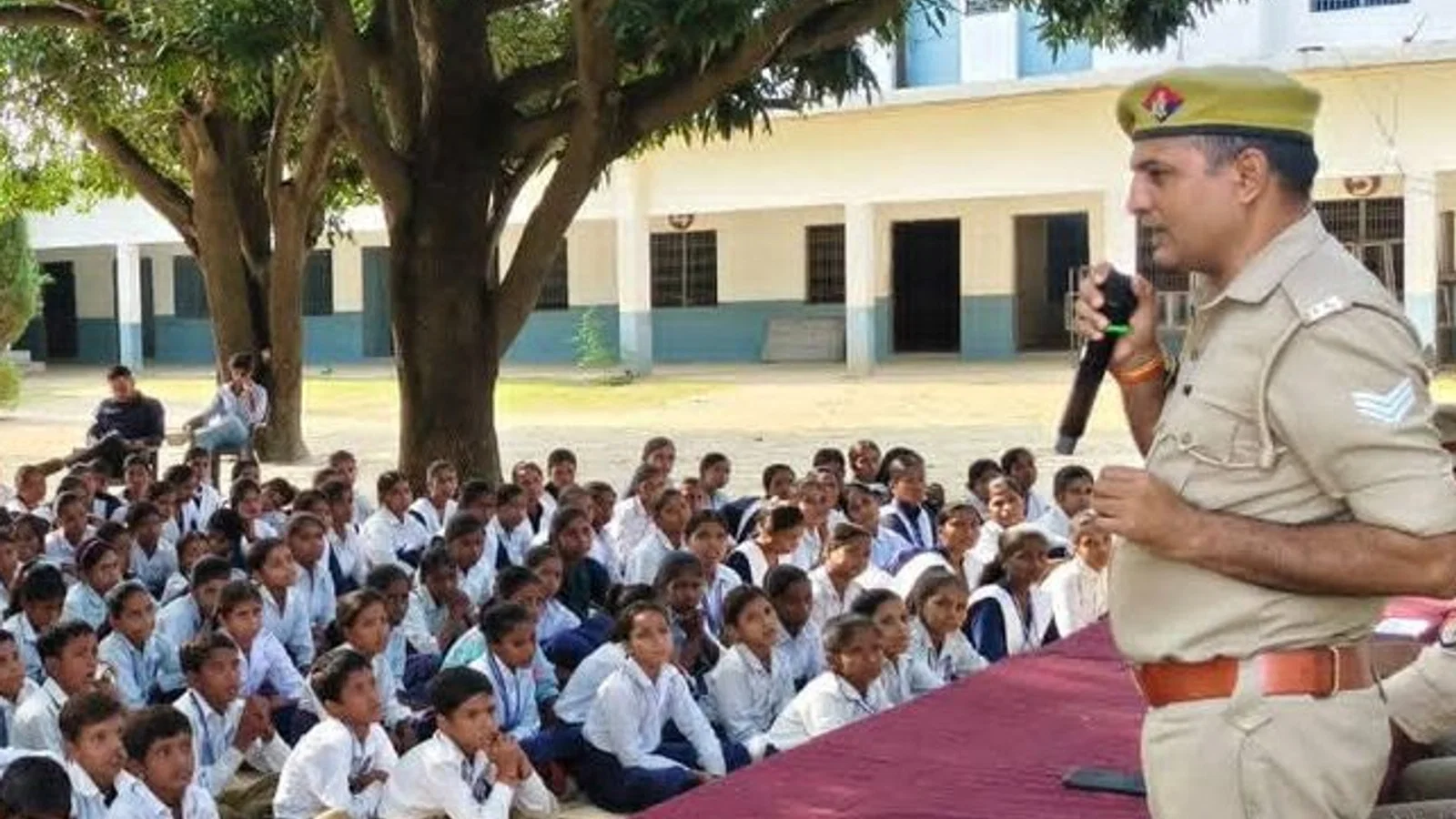 देव दरबार आश्रम कॉलेज में छात्रों को मिली सीख: साइबर क्राइम थाना कन्नौज की टीम ने ऑनलाइन धोखाधड़ी से बचने