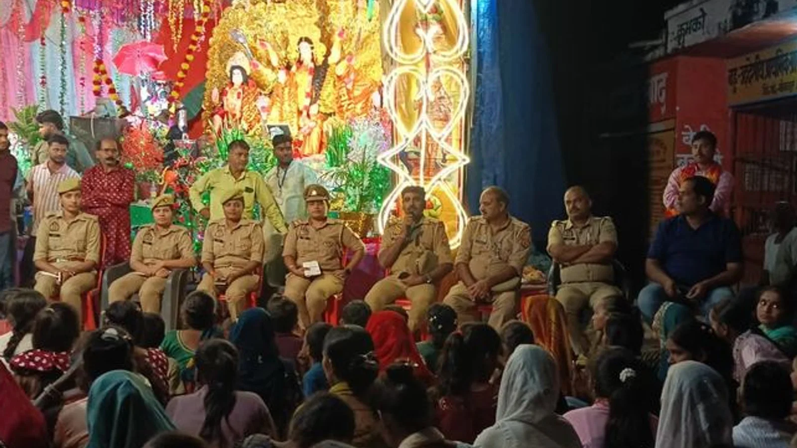 द न्यूज़ 100 डेस्क: दुर्गा पंडालों में मिशन शक्ति टीम ने किया जागरूक से जुड़ा समाचार चित्र