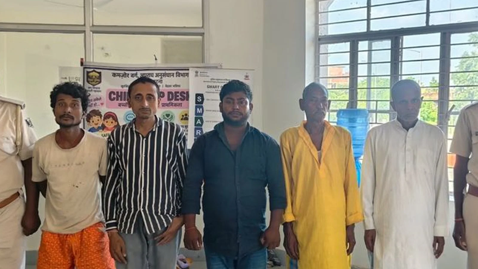 फेनहारा में पुलिस ने 5 लोगों को पकड़ा: तीन शराब के नशे में हंगामा कर रहे थे, दो पर वारंट था