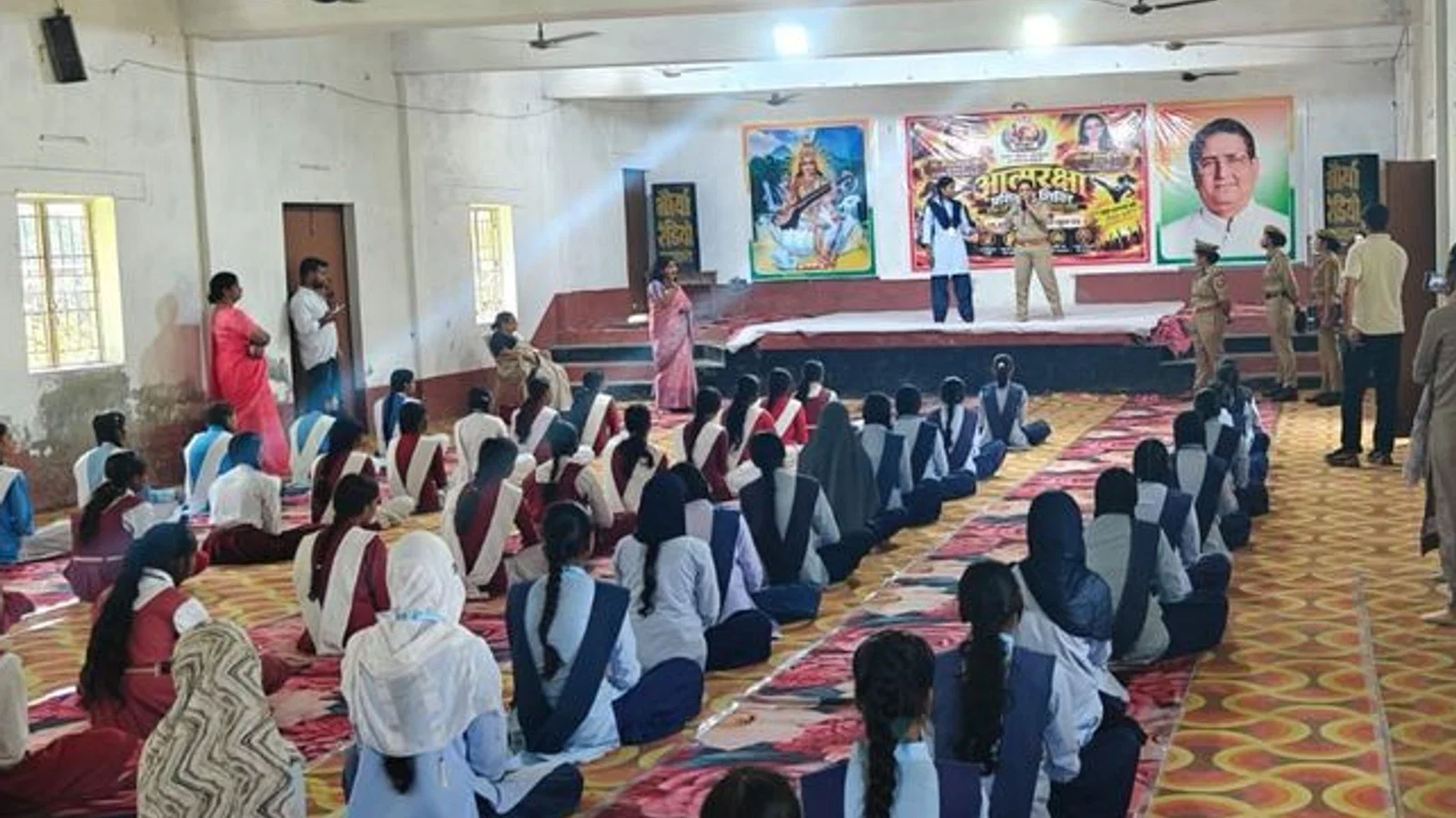 घोसी में छात्राओं को महिला सुरक्षा के प्रति जागरूक किया: पुलिस ने सुनी समस्याएं, साइबर अपराध से बचाव के तरी