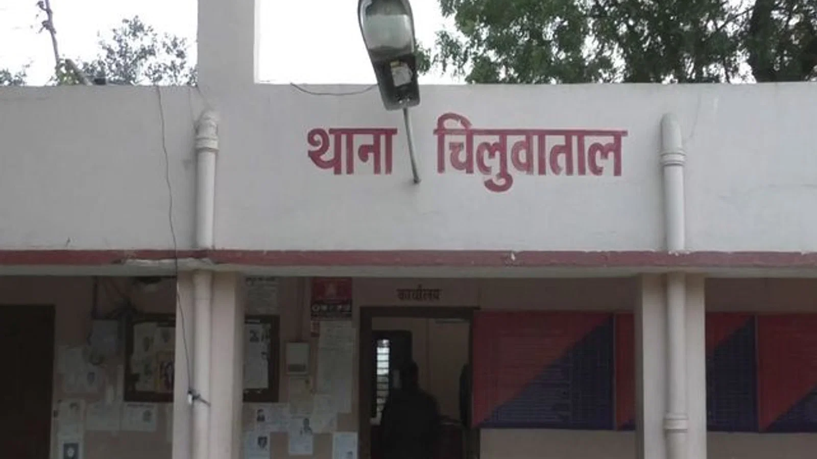गोरखपुर में प्रतिबंधित चाइनीज मांझे के साथ दुकानदार गिरफ्तार: चिलुआताल पुलिस ने दुकान से 31 रोल और दो चकरी