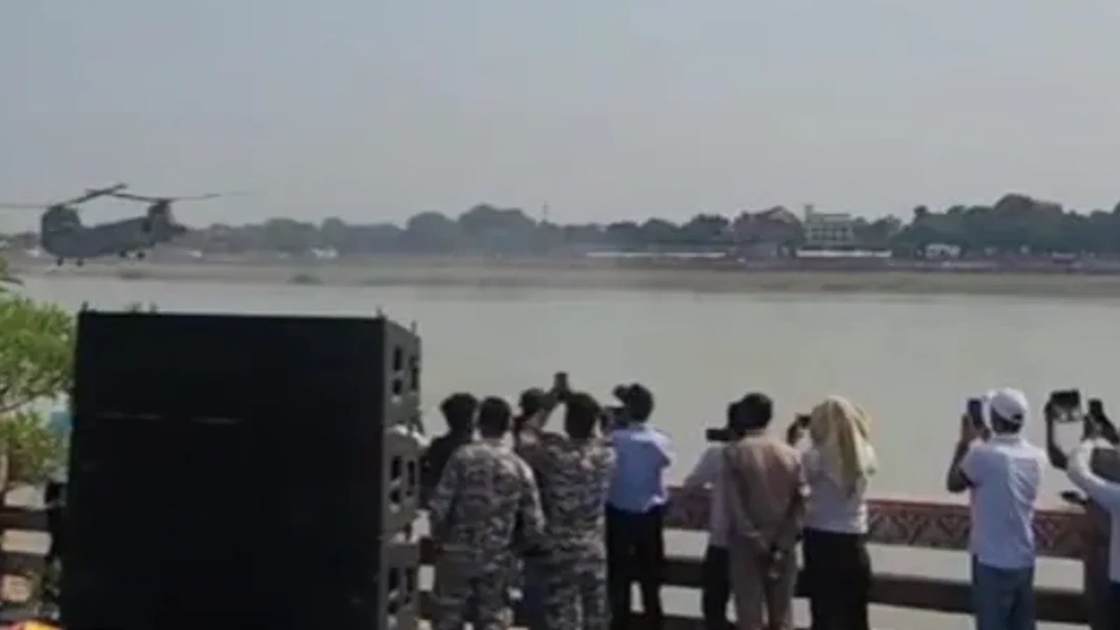 बनारसियों ने अपने ही अंदाल में लिए एयरशो का आनंद