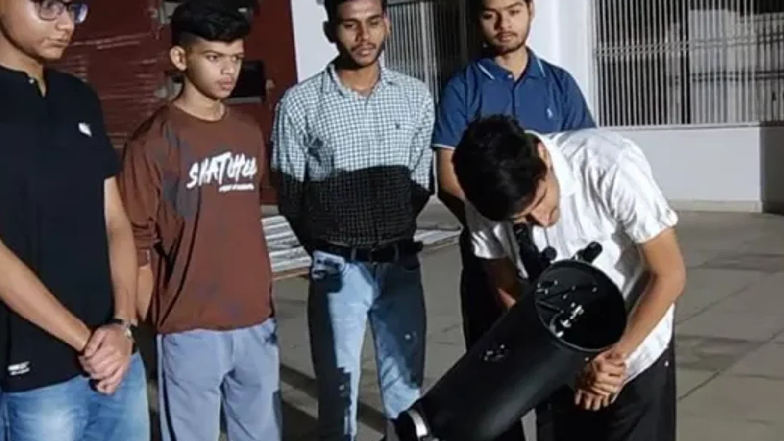 द न्यूज़ 100 डेस्क: हापुड़ में छात्रों ने दूरबीन से देखे चंद्रमा और अरुण ग्रह के अद्भुत नजारे से जुड़ा समाचार चित्र