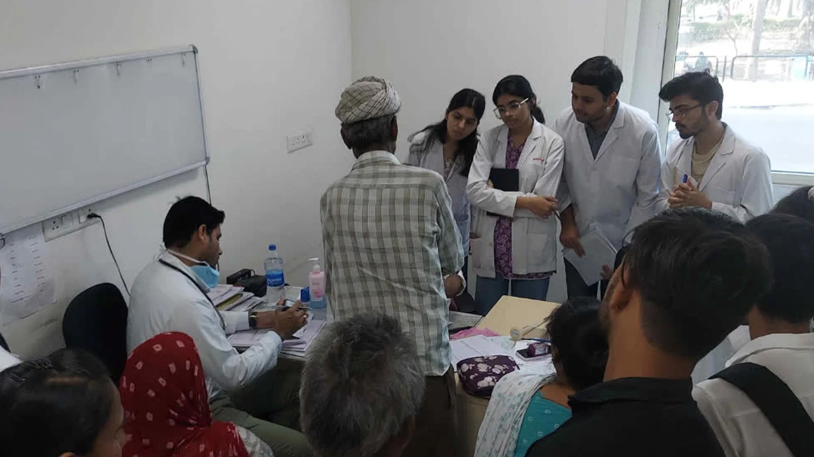 Health Tips: हाथ-पैरों में बार-बार होने वाली झनझनाहट को हल्के में न लें, हो सकती है गंभीर बीमारी
