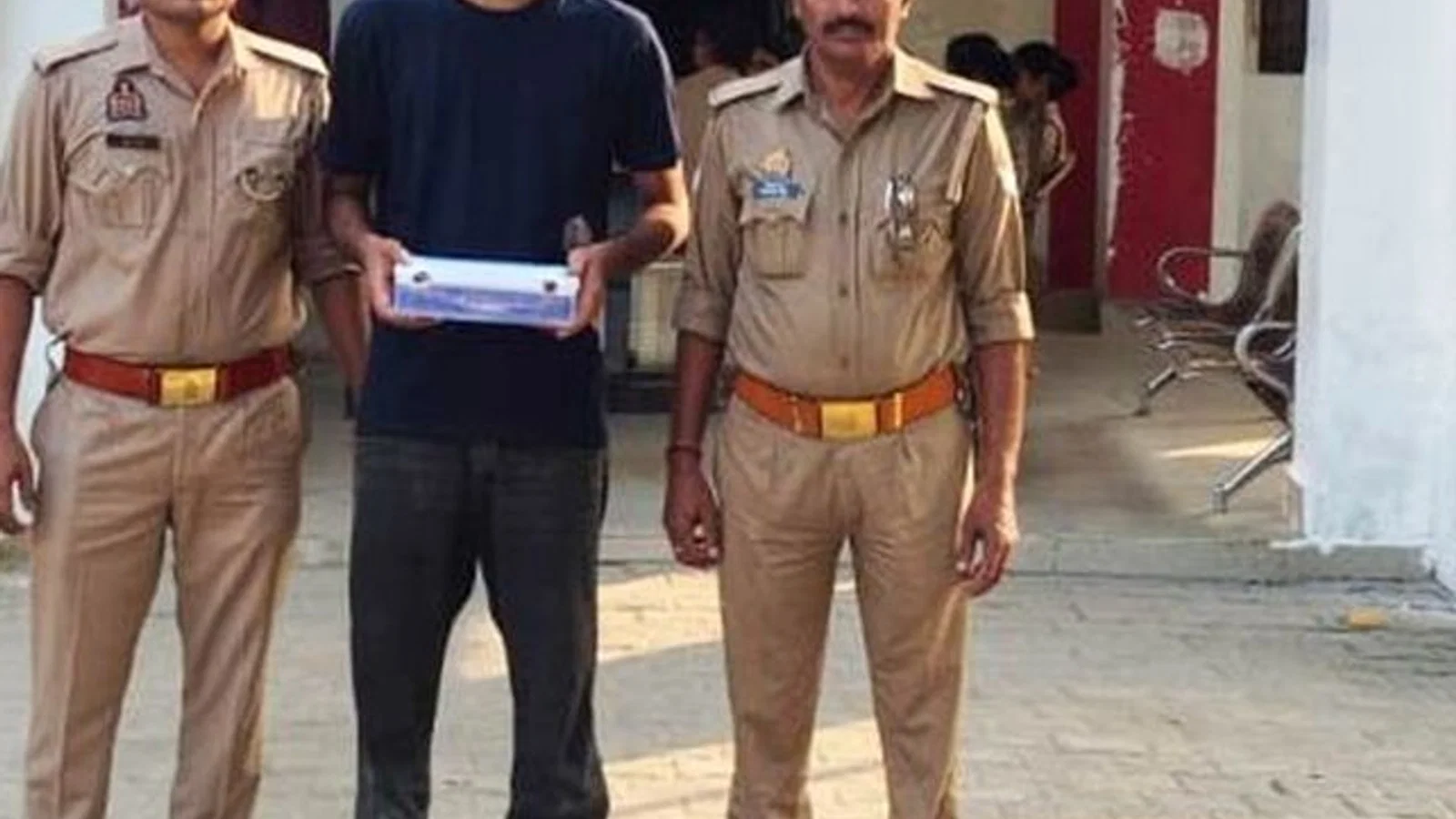 हत्या के प्रयास का आरोपी गिरफ्तार: झूंसी पुलिस ने अवैध पिस्टल और जिंदा कारतूस के साथ प्रयागराज से पकड़ा