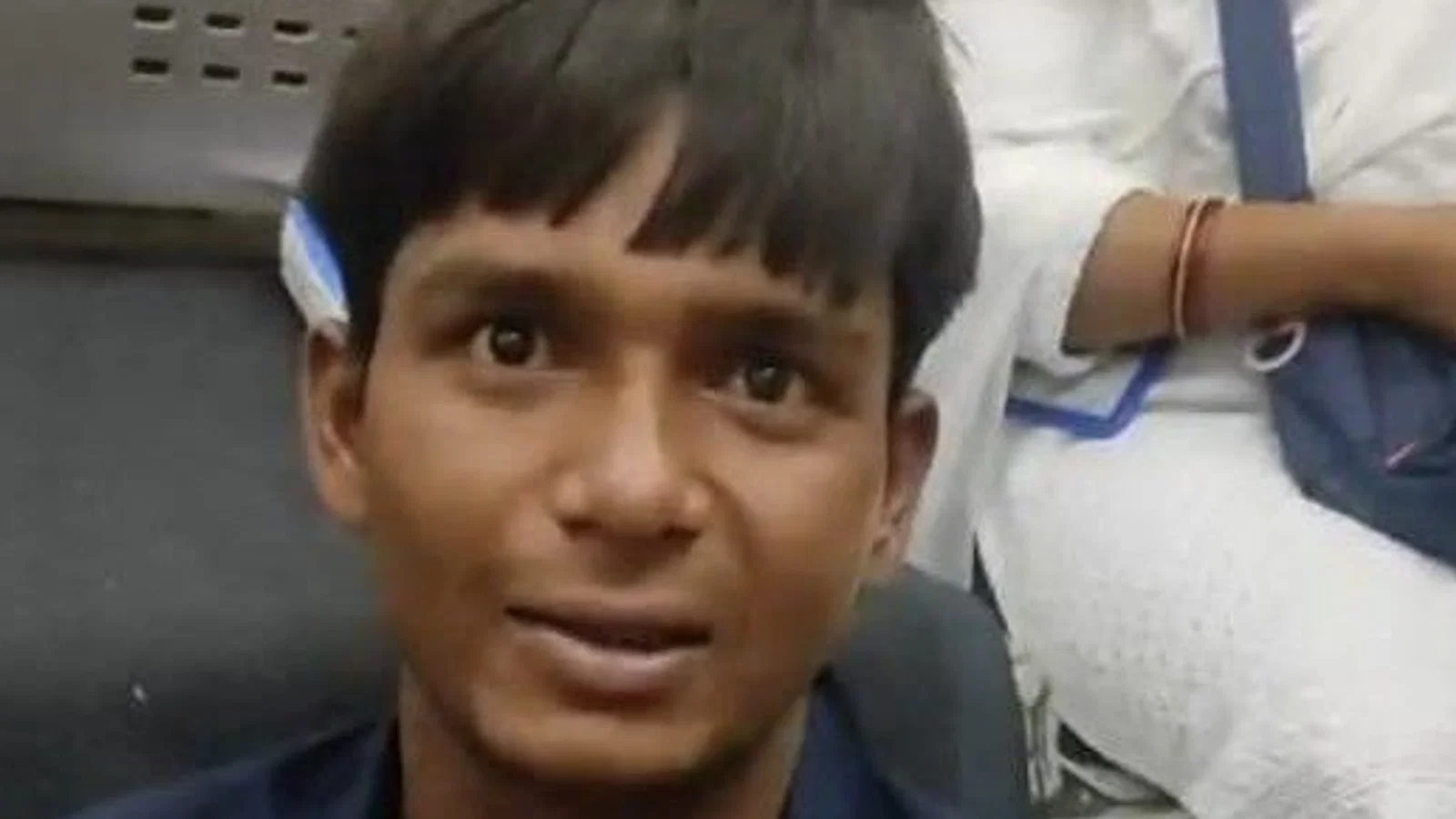 झांसी स्टेशन पर बिना टिकिट पकड़ा युवक निकला चोर: बार-बार कॉल आने पर भी फोन नहीं उठा रहा था, TTE ने कॉल रिसीव