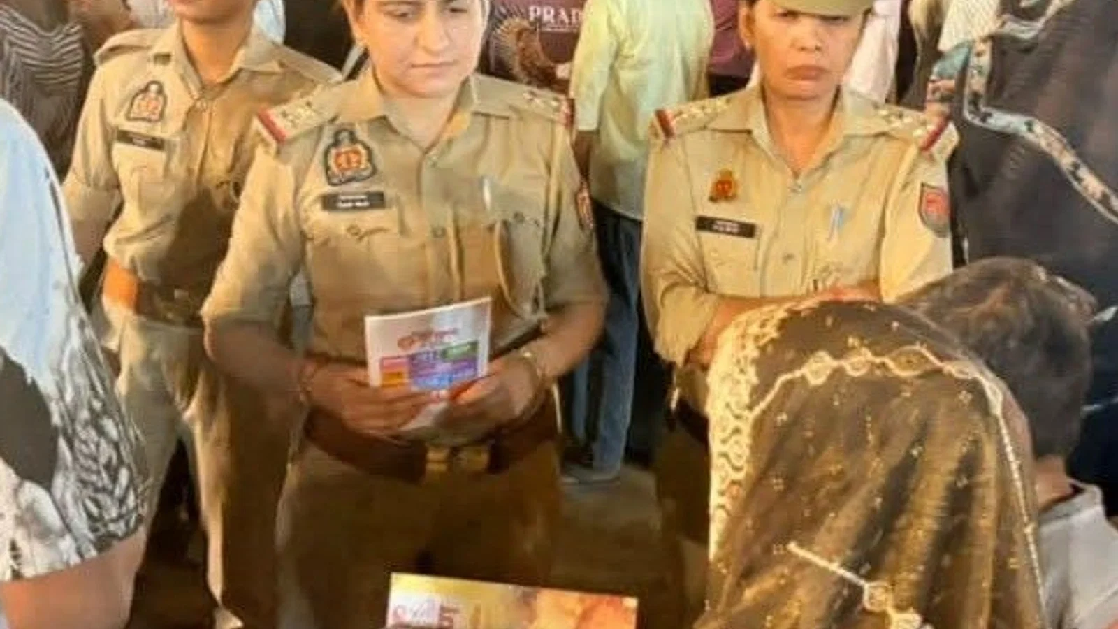 जनकपुरी महोत्सव में आगरा पुलिस ने चलाया जागरूकता अभियान: महिलाओं-बालिकाओं से सीधा संवाद किया